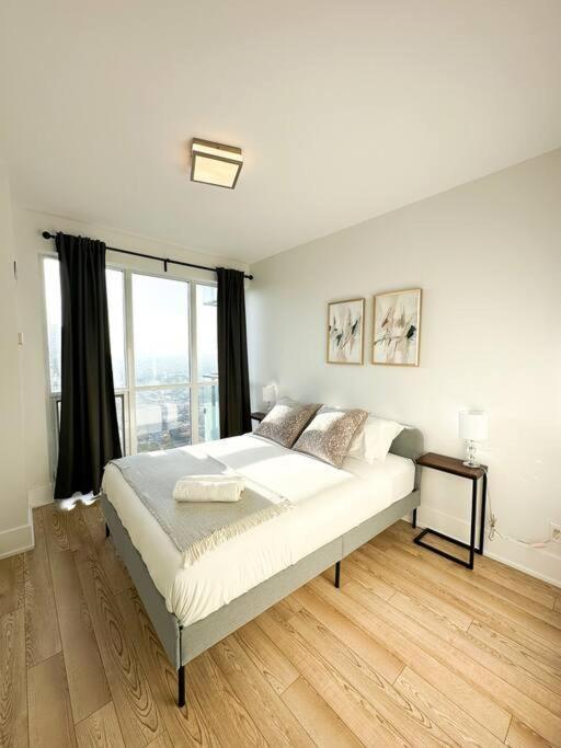 Elegant Suites - City Views, Lake View, Free Parking โตรอนโต ภายนอก รูปภาพ