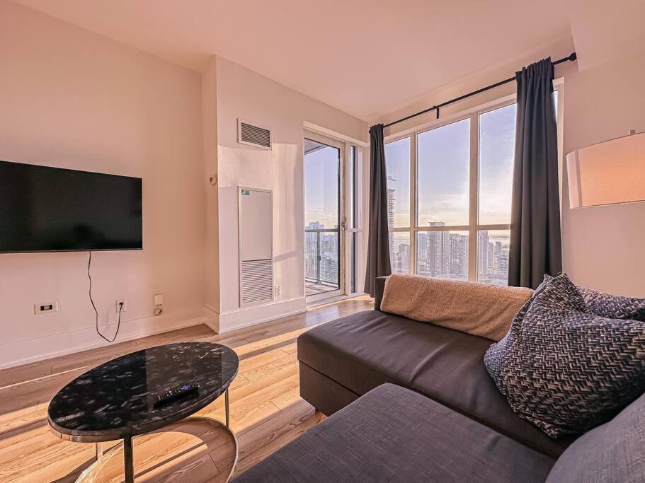Elegant Suites - City Views, Lake View, Free Parking โตรอนโต ภายนอก รูปภาพ