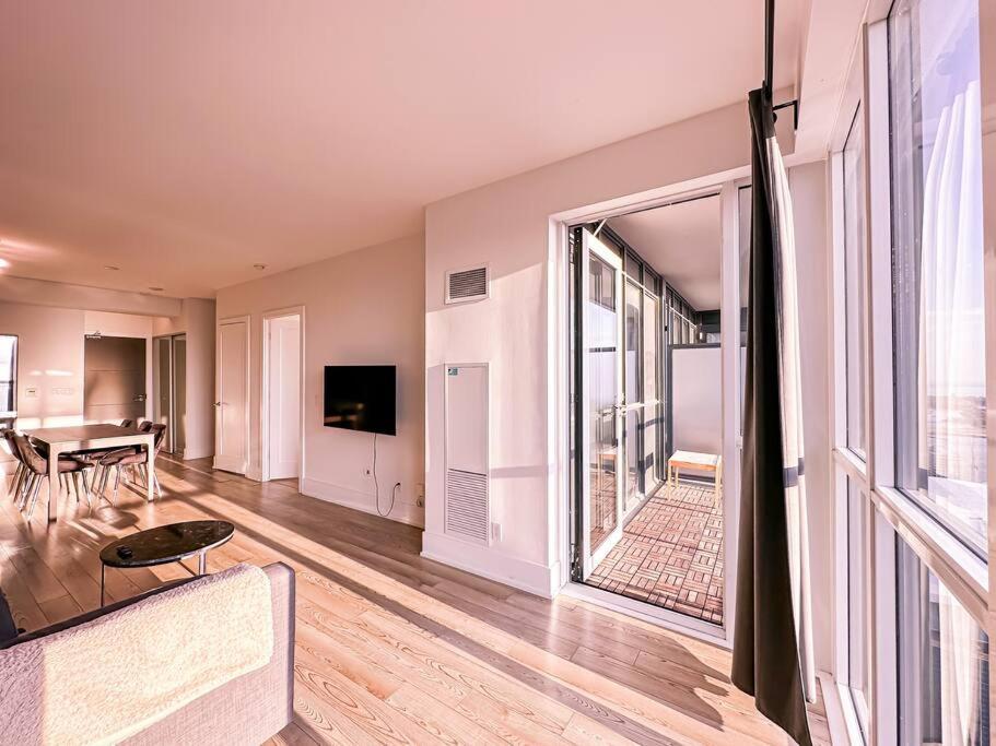 Elegant Suites - City Views, Lake View, Free Parking โตรอนโต ภายนอก รูปภาพ